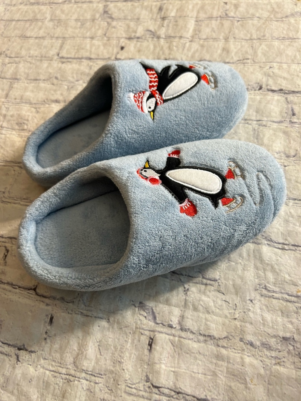 EMBROIDERED ICE SKATING PENGUINS WEARING HAT & SCARF LIGHT BLUE SLIPPERS L(9-10)